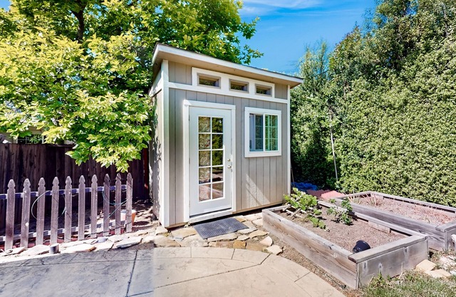 Inviting single-level home with a yard, central AC, washer/dryer, & full kitchen