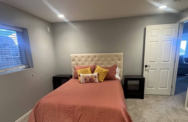 Inviting space 5 min from Lagoon, Station Park restaurants & shopping, & trails!