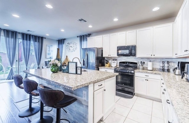 Inviting Sunny House! Poker table~ 4br 3ba 7 beds/ 10 mins to Airport & Strip!