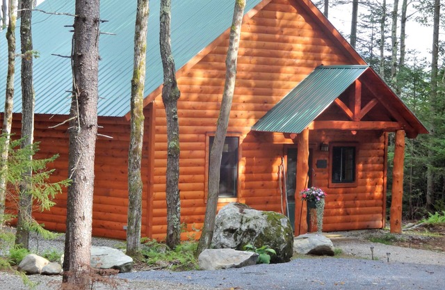 Einladende Holzrahmenkabine in grünen Bergen Vermonts