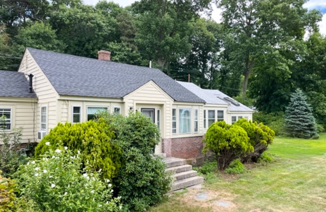 Inviting oceanfront cottage with fireplace, beach access, kayaks, & W/D