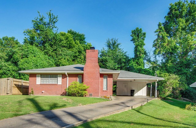 Inviting Vicksburg Home w/ Patio + Charcoal Grill!