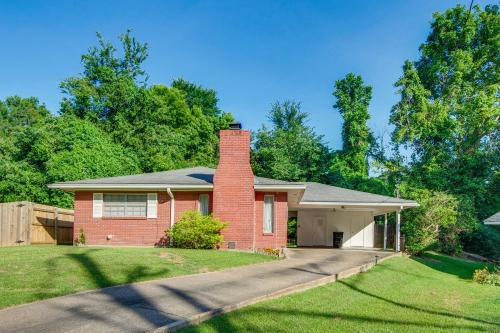 Inviting Vicksburg Home with Patio and Charcoal Grill!