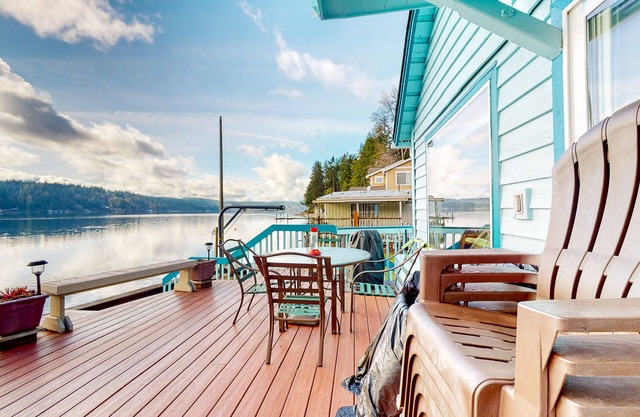 Inviting waterfront home with fast WiFi, full kitchen, & W/D