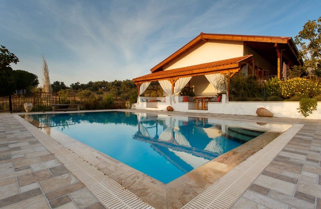 Ionia Guest House - Luxus Strohballenraum und Pool in der ägäischen Landschaft
