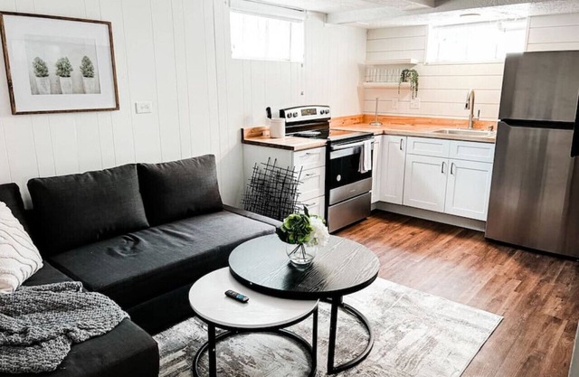 Iowa Downstairs · Cozy Ski Trip | Couple + Family | 6 Guest