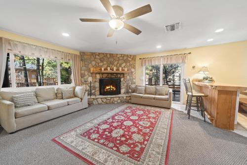 Irie's Retreat - Perfect location for multi-generational groups! Sauna, hot tub, Jungle gym!