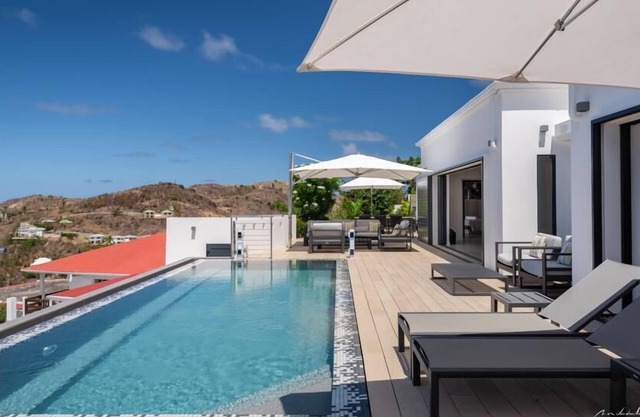 Moderne Villa mit Blick auf die Bucht und das Meer, beheiztem Pool und voll ausgestatteter Küche