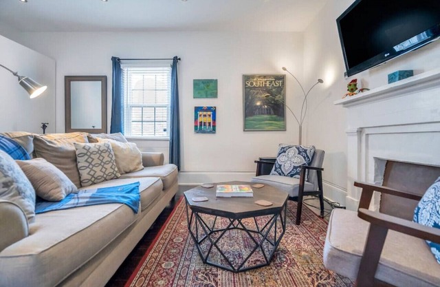 Irish Channel Apt w/ Balcony | Walk to Magazine St