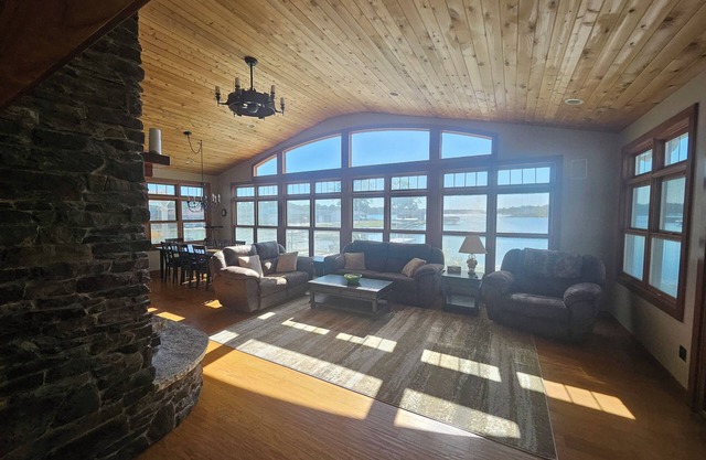 Irish Lakefront home. Pets, dock, fishing, kayaks.