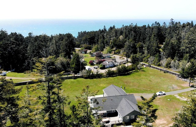 Ironwood - Your cozy coastal cabin on the coast!