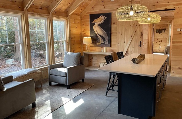 Irvington woodsy privacy, easy walk to shops and restaurants and The Tides