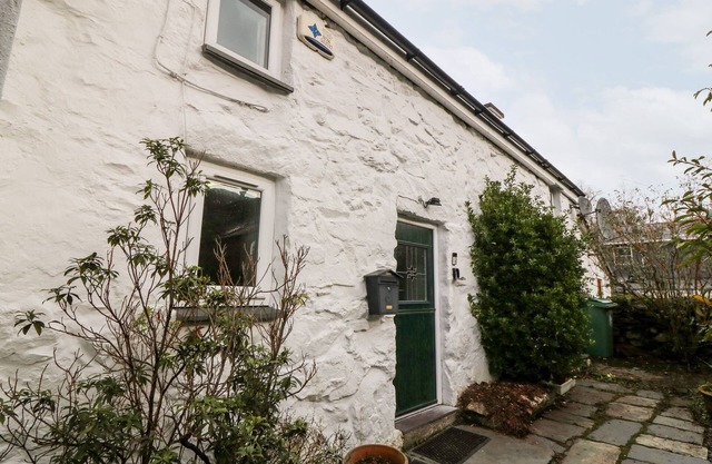 IS Y GRAIG, pet friendly, with open fire in Beddgelert