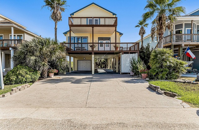 Isla Bonita | Spacious house in Galveston with wrap-around deck and grill
