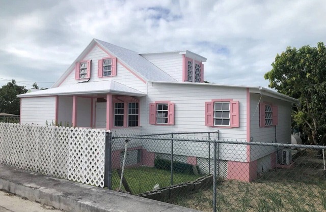 Island Beach cottage, 4 bedroom 3 & 1/2 Bath 2 Minute walk to the Beach