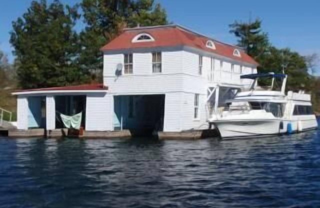 Island Boathouse mit Bootslift