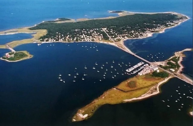 Island Breeze Cottage on West Island, just a short walk to several beaches.