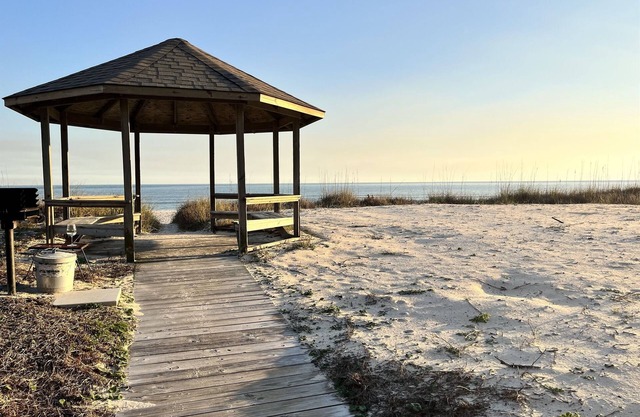ISLAND CLUB- East End OCEANFRONT Ground Level unit with gazebo and OCEAN VIEW