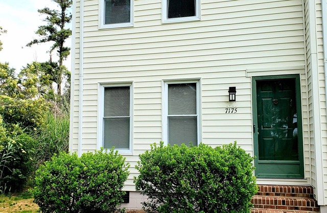 Island Escape - Townhouse - Enclosed back porch. NO LINENS