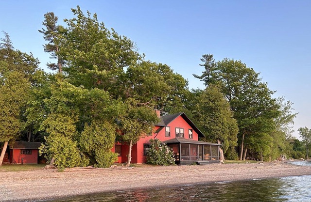Island Escape - Vintage Summer Camp on Lake Champlain