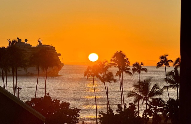 Island Glow Kailua Village, AC and ocean views in the heart of Kailua Kona