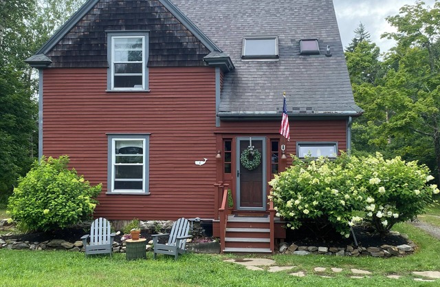 Island Home Minutes Away from beaches, hiking, kayaking, or seaside dining