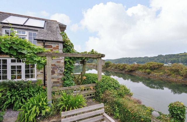 ISLAND HOUSE, pet friendly, character holiday cottage in Tywardreath