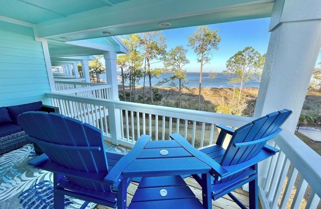 Island Oasis: Beautiful Bay View, 2 Kayaks & Pool!