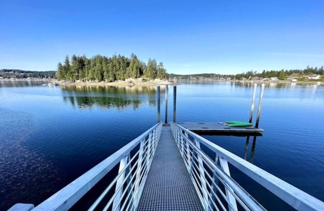 Island Oasis-Waterfront w/Dock, Kayaks & SUP Board