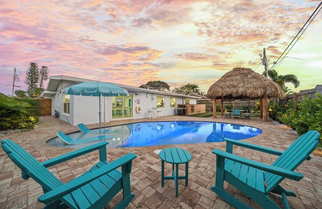 Island Oasis with Heated Pool, Putt Putt Course, Tiki Bar, and Beach Gear!