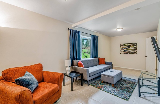 Island oasis with firepit, port & mountain views, & washer/dryer