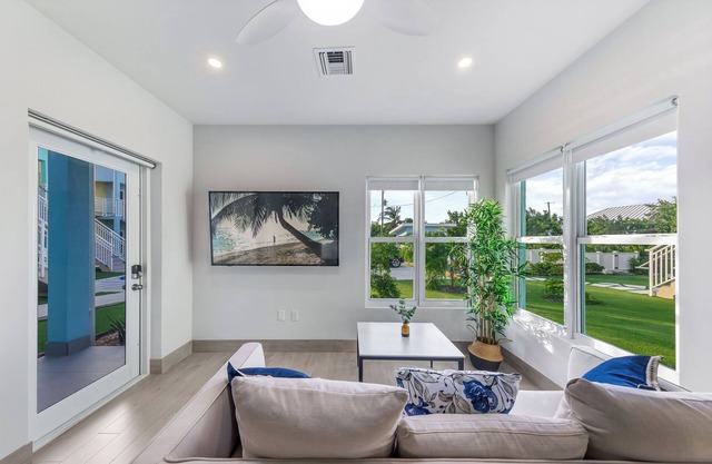 Island Stay in West Bay - 3 Min to Beach | West Nest #105