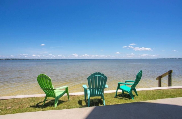 Island Time: Peaceful Waterfront Unit with Kayaks!