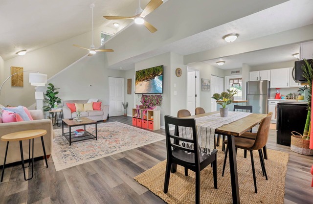 Island Vibes- 2 Blocks from Lake +Hot Tub