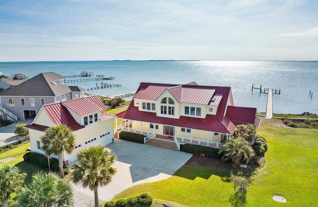 Island Waterfront Home for 10. Sound & Dock Views!