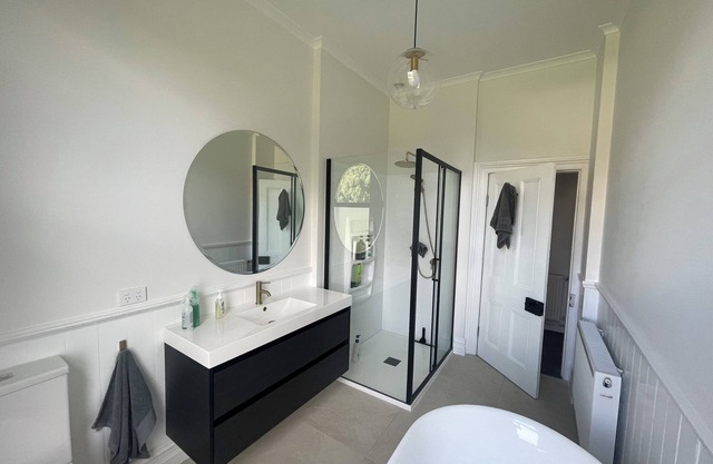Islay House - stylish villa in historic Lawrence -