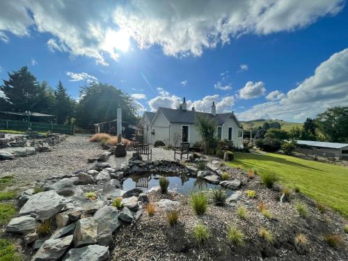 Islay House - stylish villa in historic Lawrence