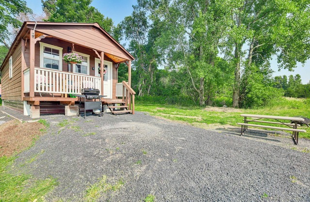 Isle La Motte Cabin ~ 3 Mi to Lake Champlain!