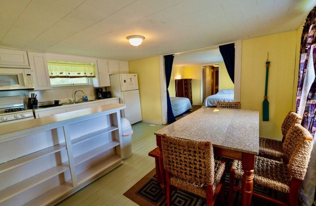 Isleview Cottage 1 - full kitchen, dog friendly!