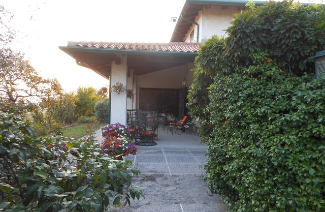 Herrliche Villa auf den Hügeln mit Pool und Panoramablick