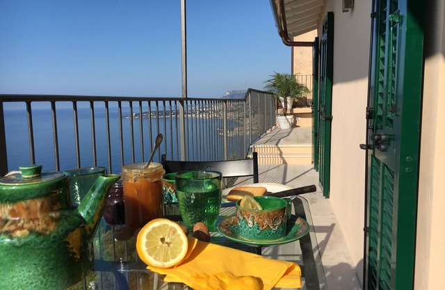 Haus in Grimaldi. Spektakuläre Aussicht auf die französische Riviera mit Dachterrasse!