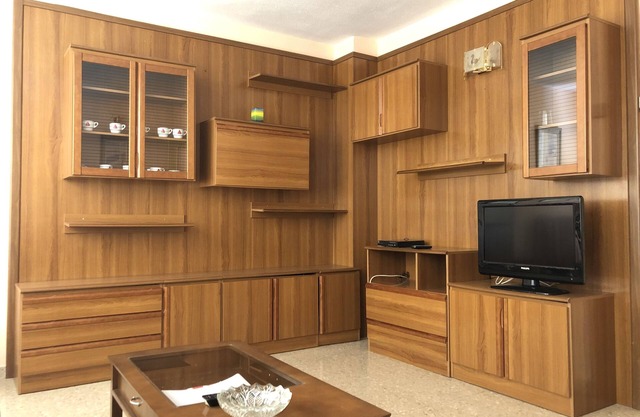 Es ist eine Etage von 80 m2. Oberfläche, im zweiten Stock. Ohne Aufzug.