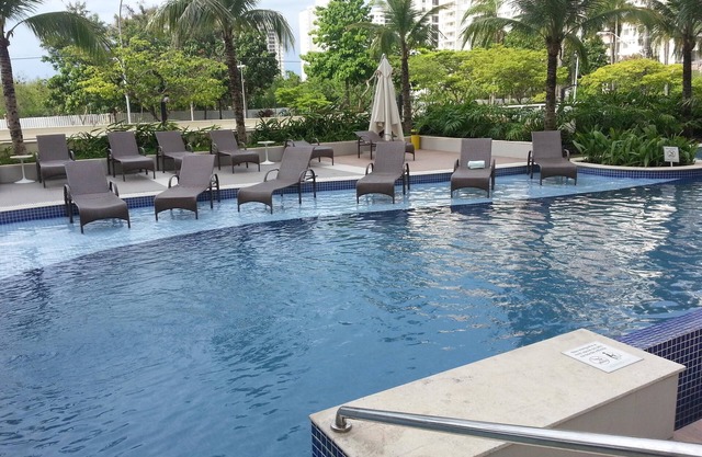 Es ist eine Suite mit Möbeln, die vom Architekten entworfen und neu sind