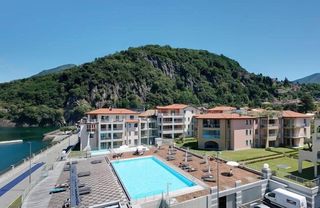 Atemberaubende Wohnung mit Pool- und Seeblick