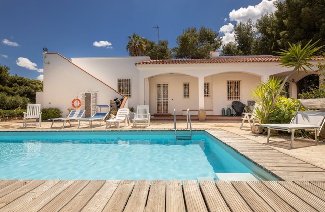 Villa mit Pool, Park und privatem Pinienwald, 100 Meter vom Meer entfernt.
