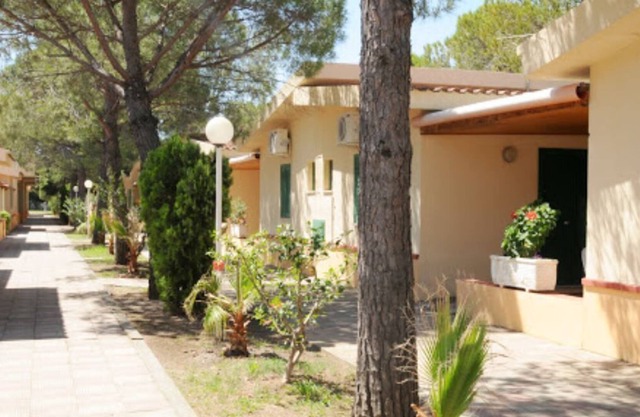 Bungalows surrounded by greenery a stone's throw from the sea