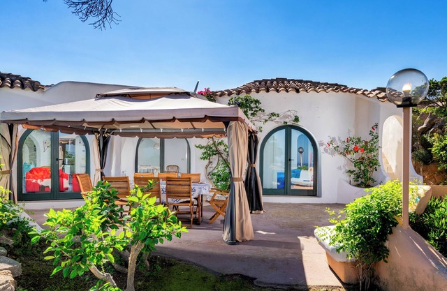 Villa in Strandnähe mit Meerblick, WLAN, A/C, Terrasse und Garten
