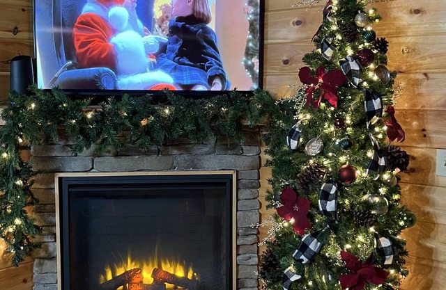 March Spring Break Special! Log Cabin with 2 King Suites, Hot Tub & Game Room