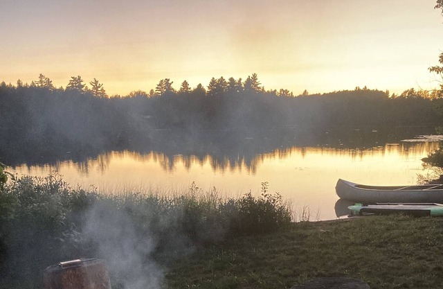 Es ist der Himmel an einem See! Nahe dargestelltem Felsen-Staatsangehörigem Lakeshore