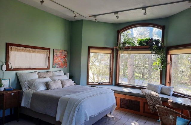 It's Here! A Restful Experience...FLX Wine Trails Garden Studio + Deck + BBQ